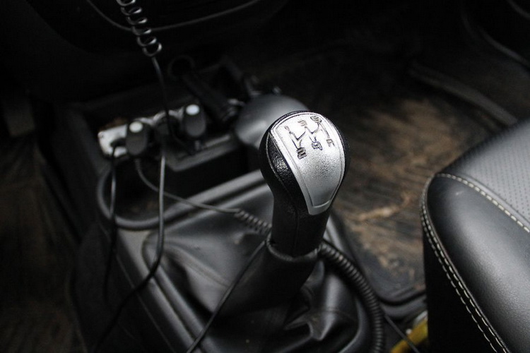 Регулировка педалей в автомобиле с механической коробкой передач для водителя и переднего пассажира
