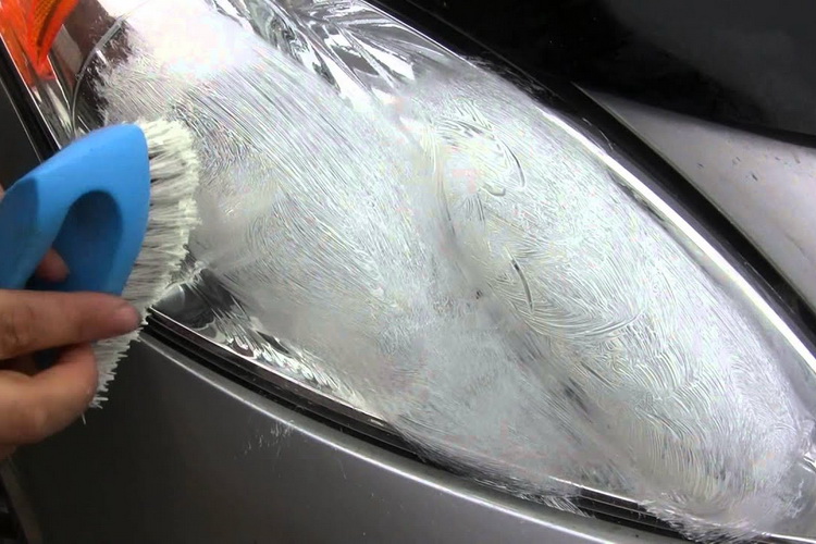 Как почистить стекла фар автомобиля